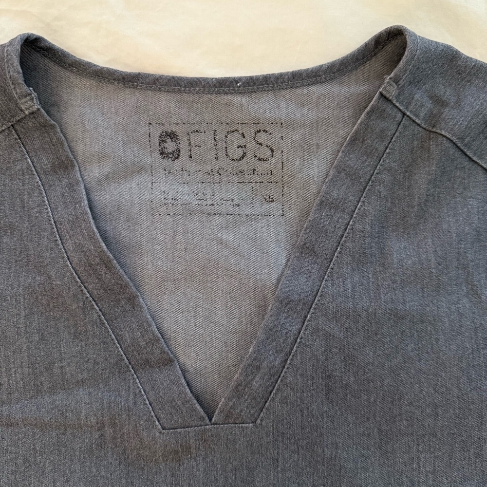 Figs Castelar Graphite Pants and Top - Picture 12 of 15